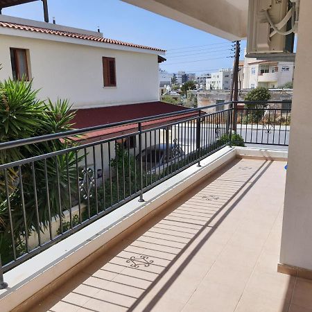 Lovely Apartment At The City Center Of Пафос Екстериор снимка