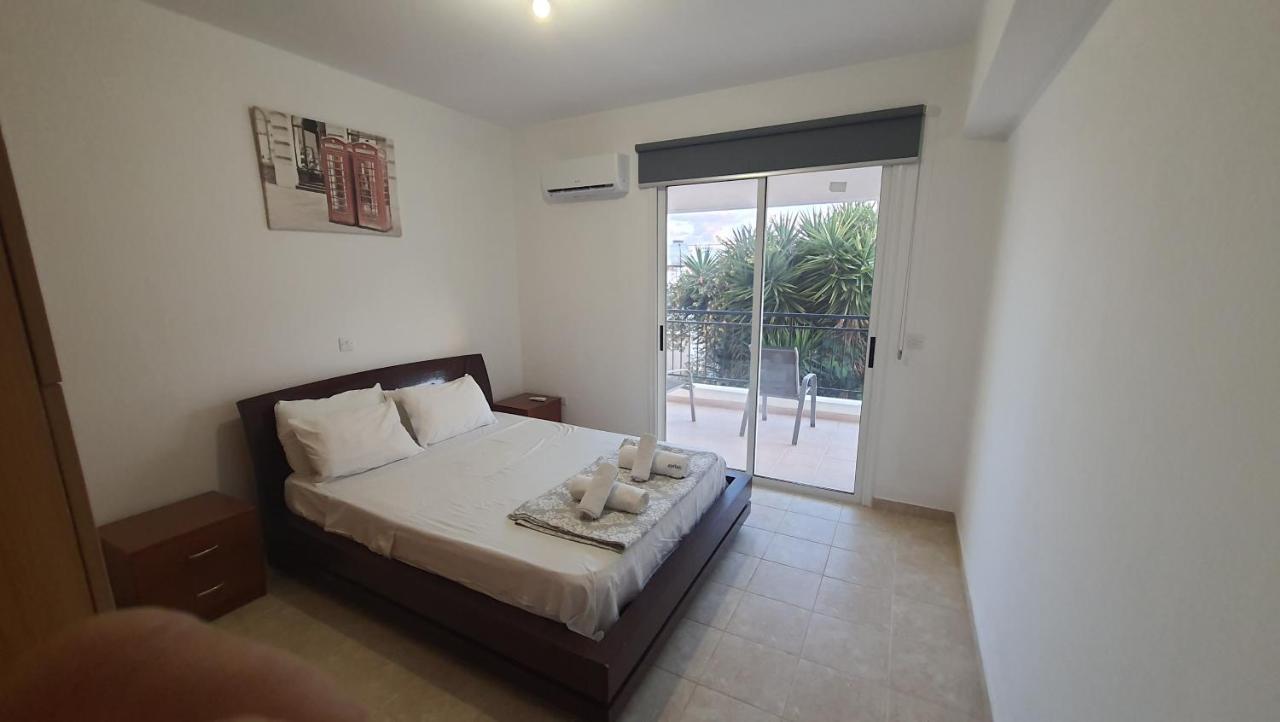Lovely Apartment At The City Center Of Пафос Екстериор снимка